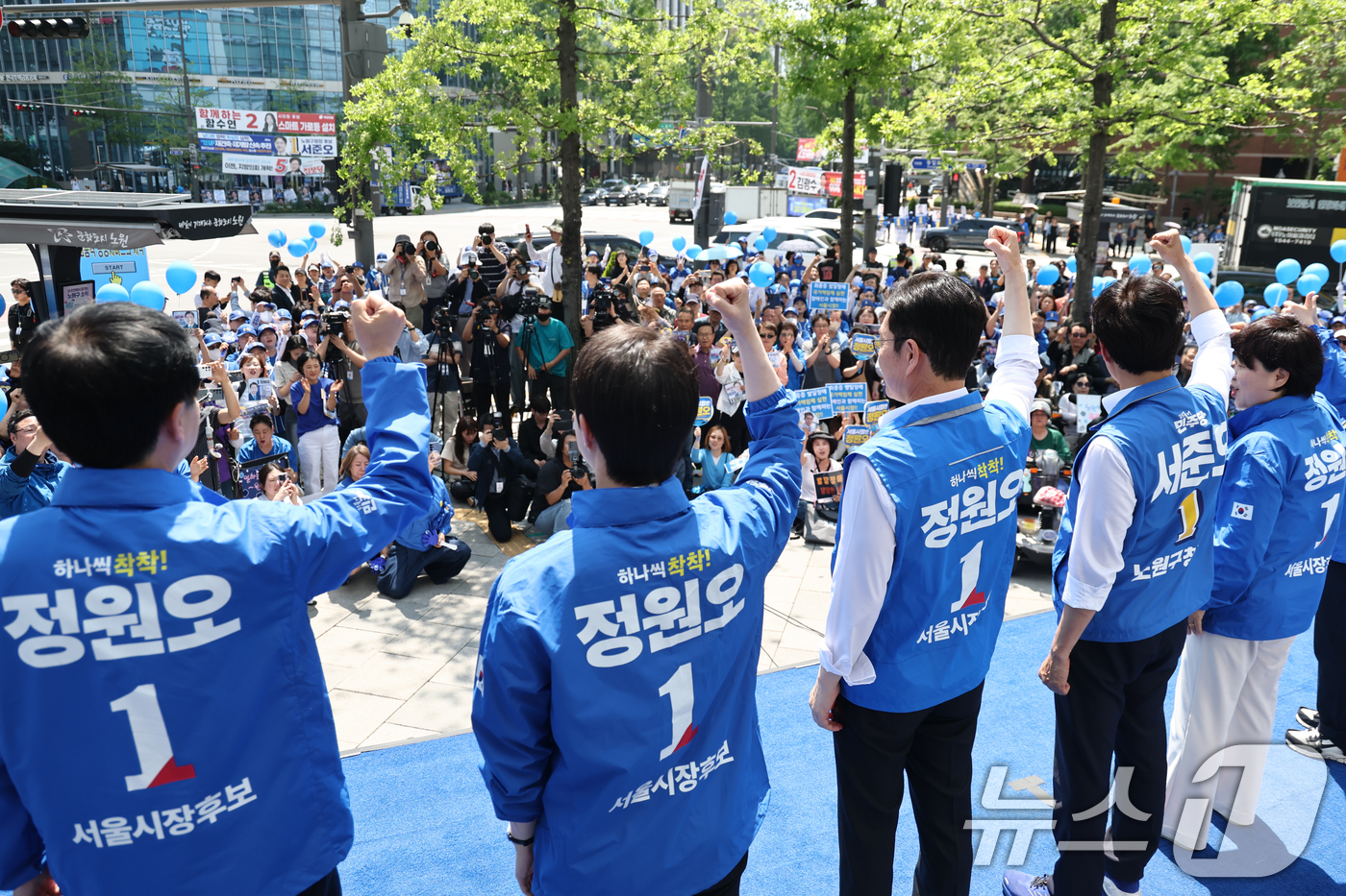 (서울=뉴스1) 오대일 기자 = 정원오 더불어민주당 서울시장 후보가 22일 오후 서울 노원구 롯데백화점 앞 광장에서 열린 집중유세에서 지지를 호소하고 있다. (공동취재) 2026. …