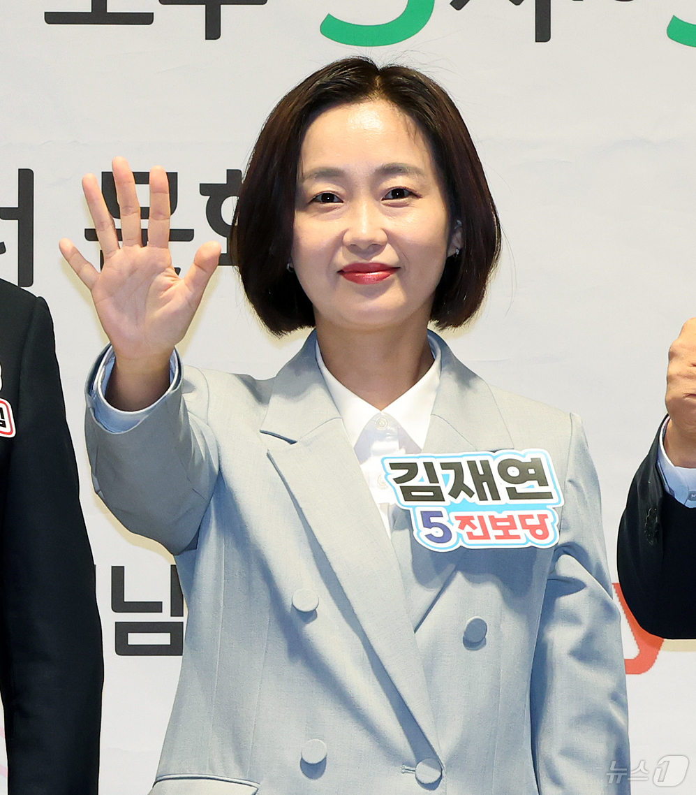 (평택=뉴스1) 김진환 기자 = 김재연 진보당 경기평택을 재보궐선거 후보가 22일 오후 경기 평택시 팽성국제교류센터에서 열린 6·3 국회의원 재보궐선거 언론사 주관 후보자 초청 토 …