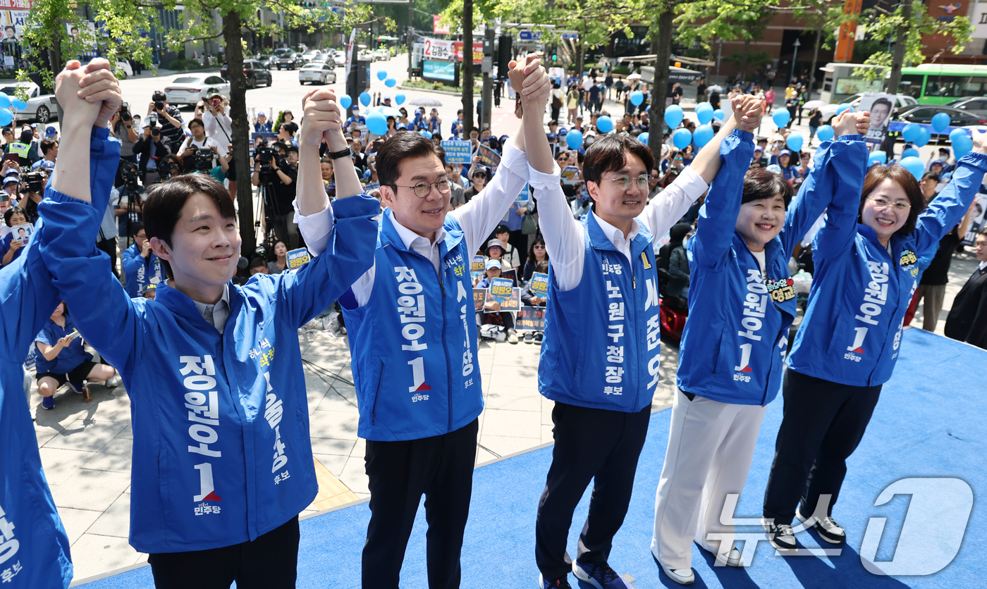 (서울=뉴스1) 오대일 기자 = 정원오 더불어민주당 서울시장 후보가 22일 오후 서울 노원구 롯데백화점 앞 광장에서 열린 집중유세에서 지지를 호소하고 있다. (공동취재) 2026. …