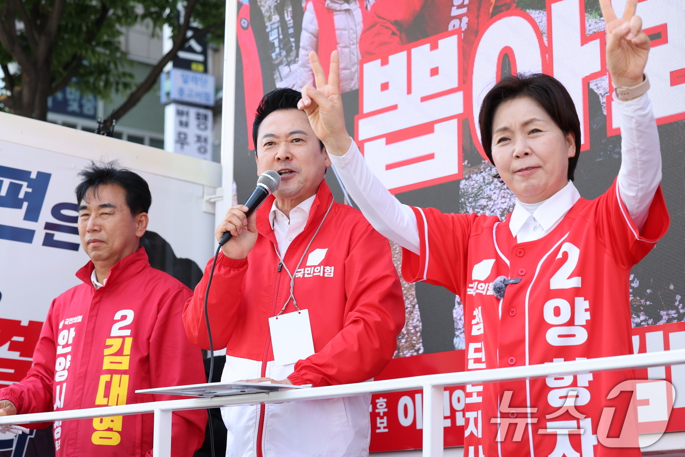 (안양=뉴스1) 신웅수 기자 = 장동혁 국민의힘 대표가 22일 경기 안양시 범계사거리에서 시민들에게 양향자 경기도지사 후보 지지를 호소하고 있다. 2026.5.22/뉴스1