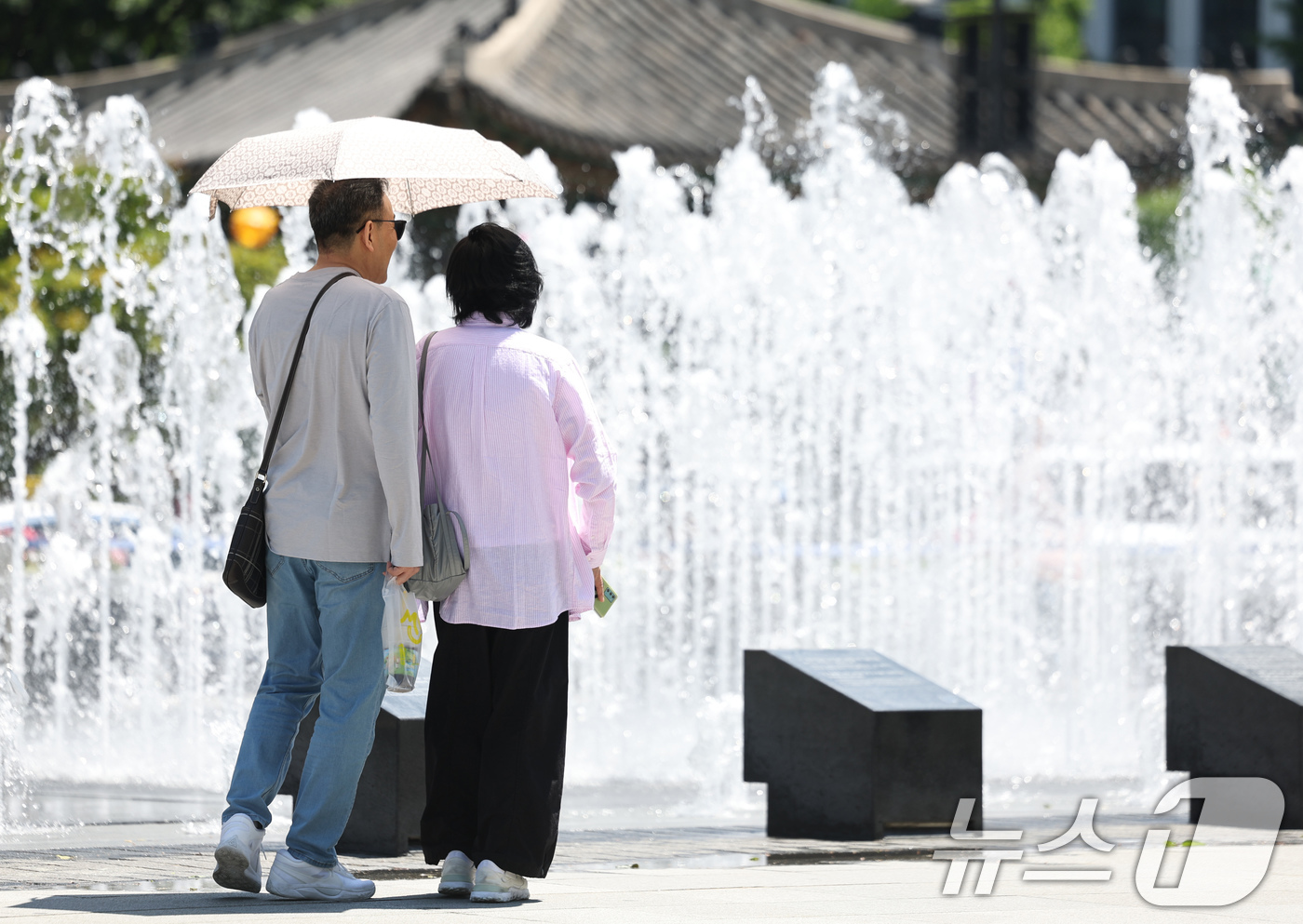 (서울=뉴스1) 임지훈 인턴기자 = 낮 최고 기온이 27도까지 오르는 등 초여름 날씨를 보인 22일 오후 서울 종로구 광화문광장 바닥 분수를 찾은 시민들이 더위를 식히고 있다. 2 …