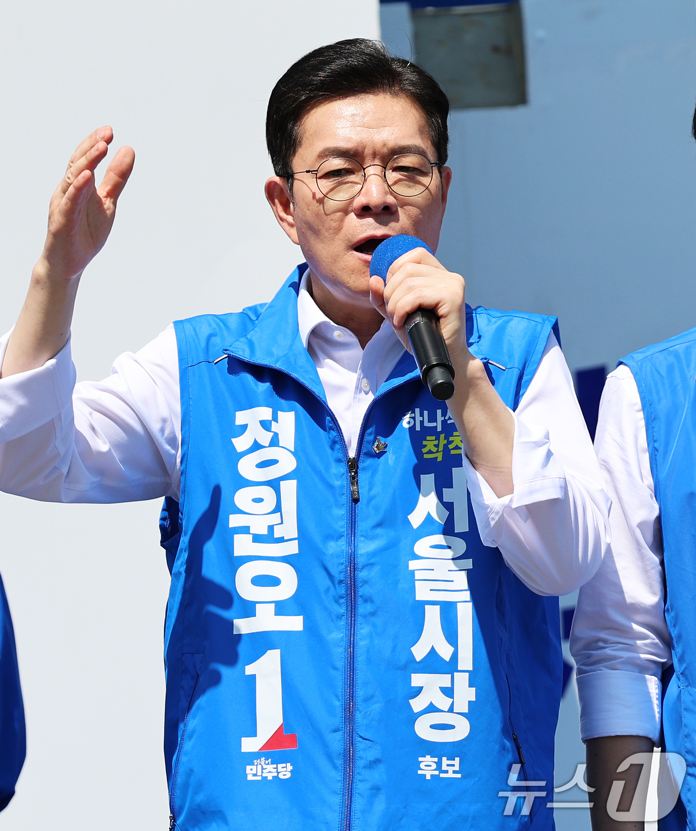 (서울=뉴스1) 오대일 기자 = 정원오 더불어민주당 서울시장 후보가 22일 오후 서울 노원구 롯데백화점 앞 광장에서 열린 집중유세에서 지지를 호소하고 있다.  2026.5.22/뉴 …