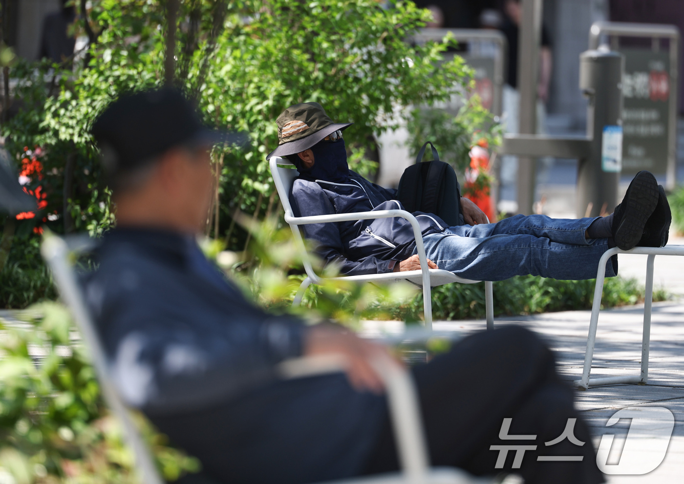 (서울=뉴스1) 임지훈 인턴기자 = 낮 최고 기온이 27도까지 오르는 등 초여름 날씨를 보인 22일 오후 서울 종로구 광화문광장을 찾은 시민들이 그늘에서 휴식을 취하고 있다. 20 …