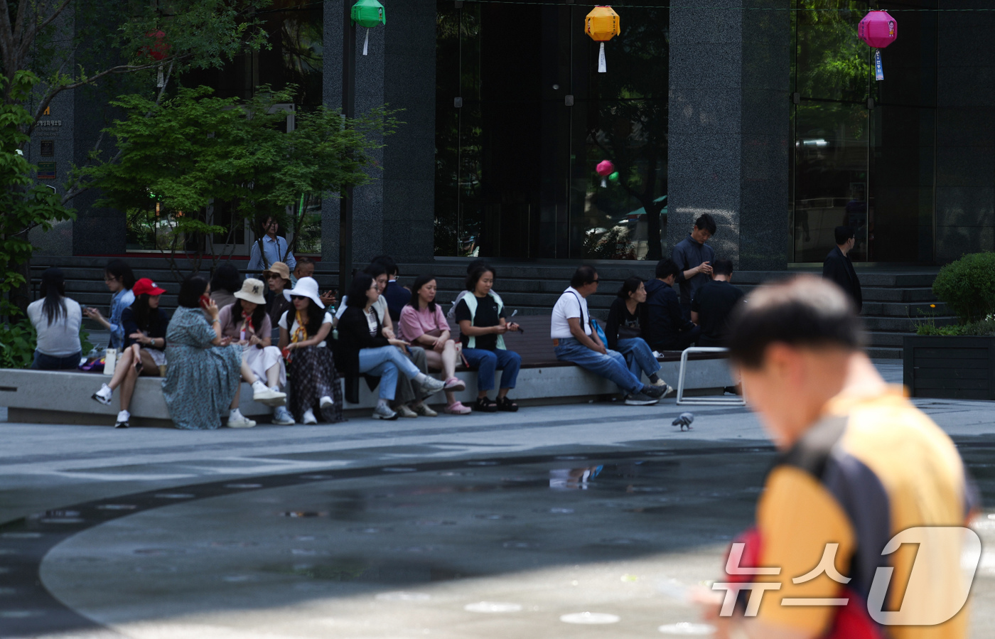 (서울=뉴스1) 임지훈 인턴기자 = 낮 최고 기온이 27도까지 오르는 등 초여름 날씨를 보인 22일 오후 서울 종로구 광화문광장을 찾은 시민들이 그늘에서 휴식을 취하고 있다. 20 …