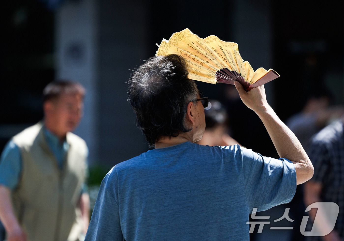 (서울=뉴스1) 임지훈 인턴기자 = 낮 최고 기온이 27도까지 오르는 등 초여름 날씨를 보인 22일 오후 서울 종로구 광화문광장에서 한 시민이 부채로 햇빛을 가리고 있다. 2026 …