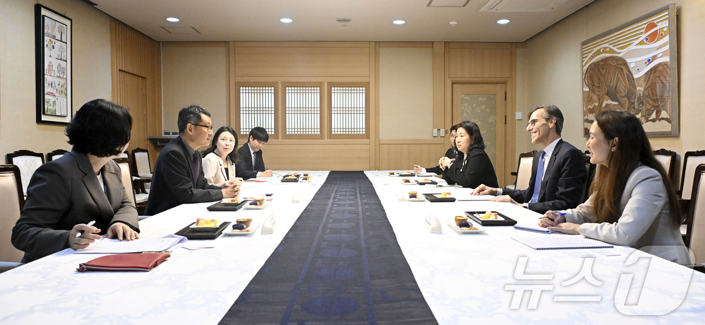 (서울=뉴스1) = 허장 재정경제부 차관이 22일 서울 종로구 정부서울청사에서 그렉 거옛 유럽부흥은행(EBRD) 수석 부총재와 면담을 하고 있다. (재정경제부 제공. 재판매 및 D …