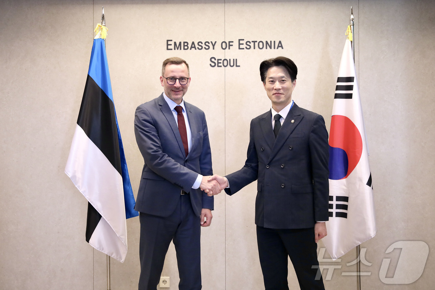 (서울=뉴스1) = 노용석 중소벤처기업부 제1차관이 22일 서울 중구 주한 에스토니아 대사관에서 타넬 셉 주한 에스토니아 대사와 기념 촬영을 하고 있다. (중소벤처기업부제공. 재판 …