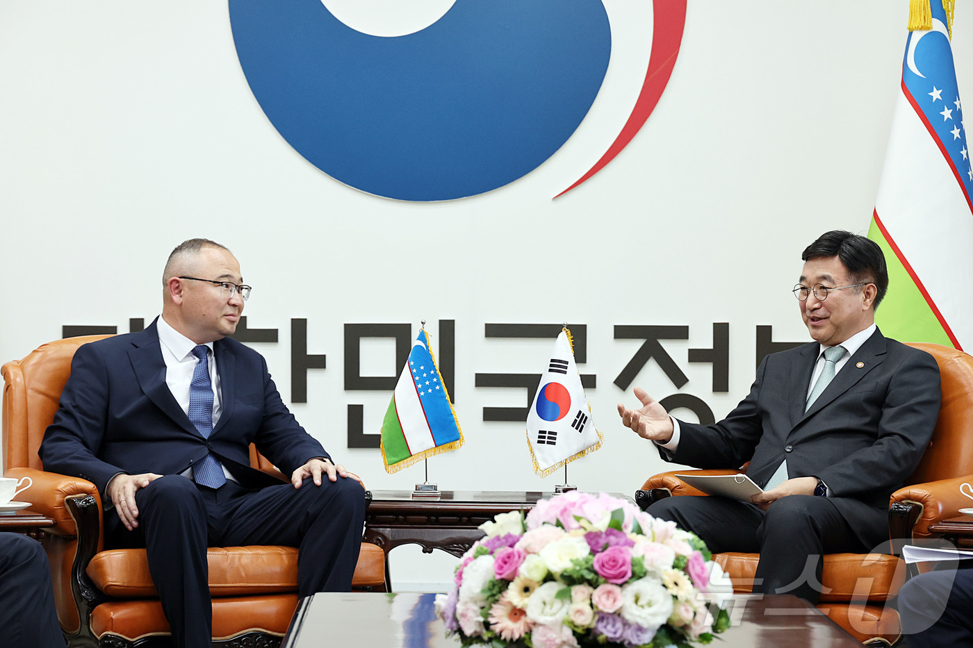 (서울=뉴스1) = 윤호중 행정안전부 장관이 22일 오후 서울 종로구 정부서울청사에서 아지즈베크 이크라모프 우즈베키스탄 비상사태부 장관과 면담울 하고 있다. (행정안전부 제공. 재 …
