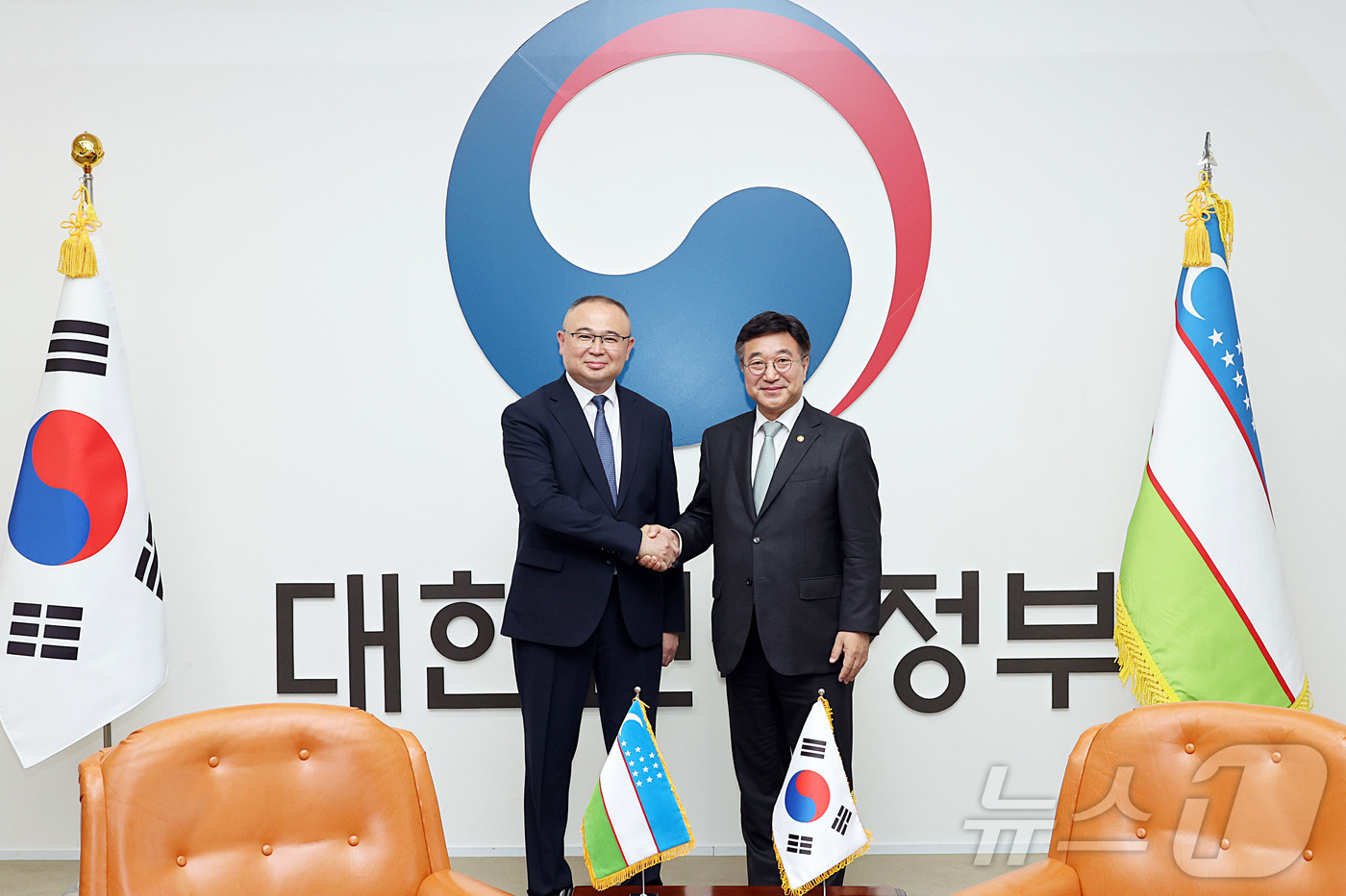 (서울=뉴스1) = 윤호중 행정안전부 장관이 22일 오후 서울 종로구 정부서울청사에서 아지즈베크 이크라모프 우즈베키스탄 비상사태부 장관과 기념 촬영울 하고 있다. (행정안전부 제공 …