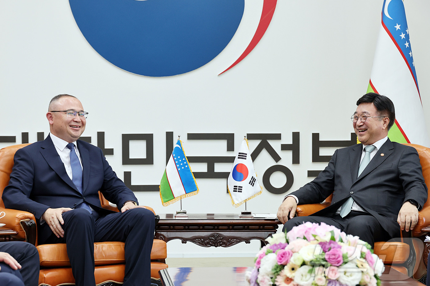 (서울=뉴스1) = 윤호중 행정안전부 장관이 22일 오후 서울 종로구 정부서울청사에서 아지즈베크 이크라모프 우즈베키스탄 비상사태부 장관과 면담울 하고 있다. (행정안전부 제공. 재 …
