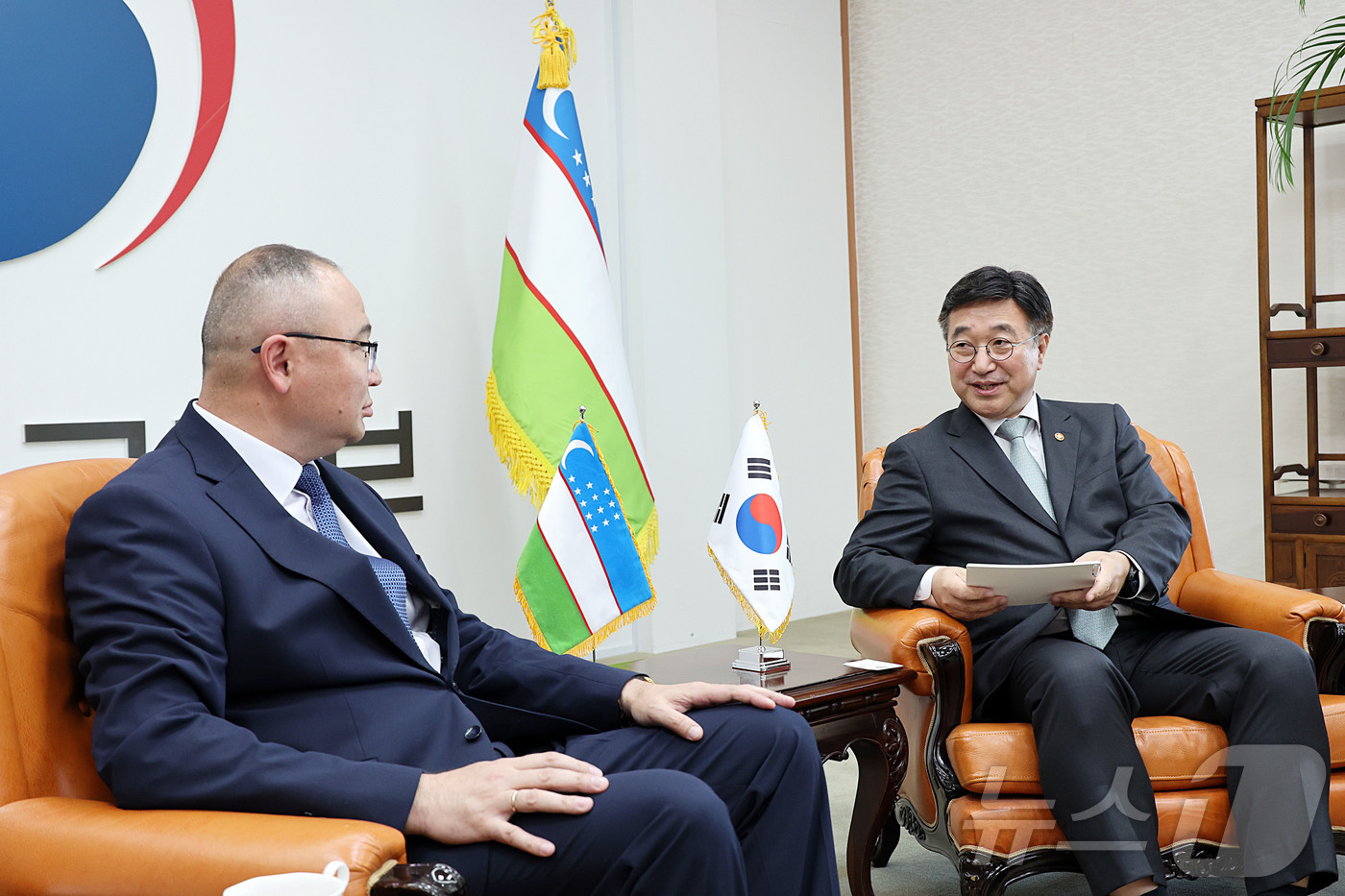(서울=뉴스1) = 윤호중 행정안전부 장관이 22일 오후 서울 종로구 정부서울청사에서 아지즈베크 이크라모프 우즈베키스탄 비상사태부 장관과 면담울 하고 있다. (행정안전부 제공. 재 …