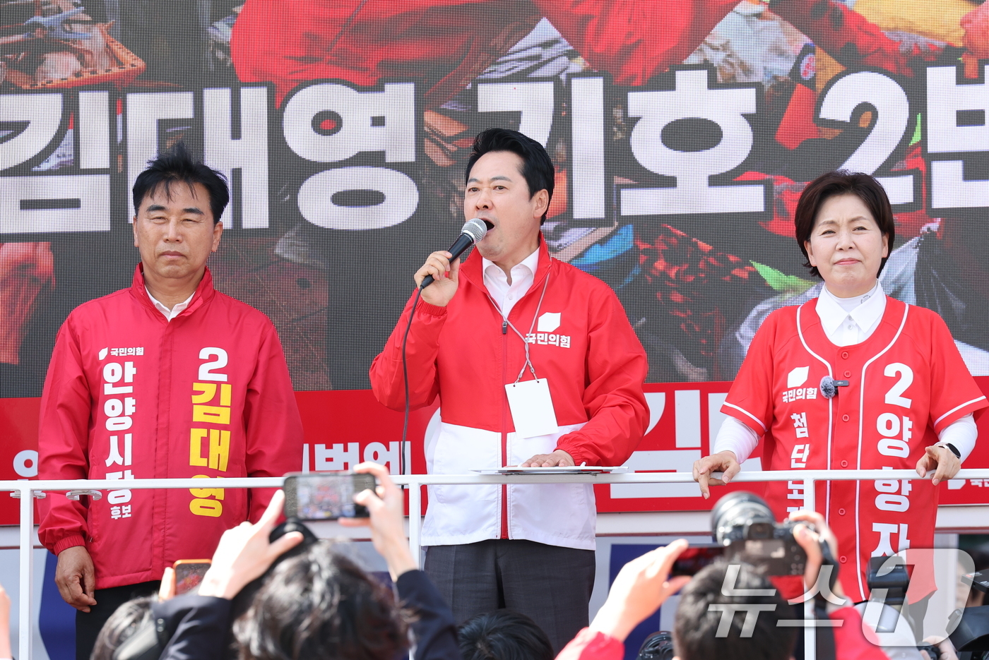 (안양=뉴스1) 신웅수 기자 = 장동혁 국민의힘 대표가 22일 경기 안양시 범계사거리에서 시민들에게 양향자 경기도지사 후보, 김대영 안양시장 후보 지지를 호소하고 있다. 2026. …