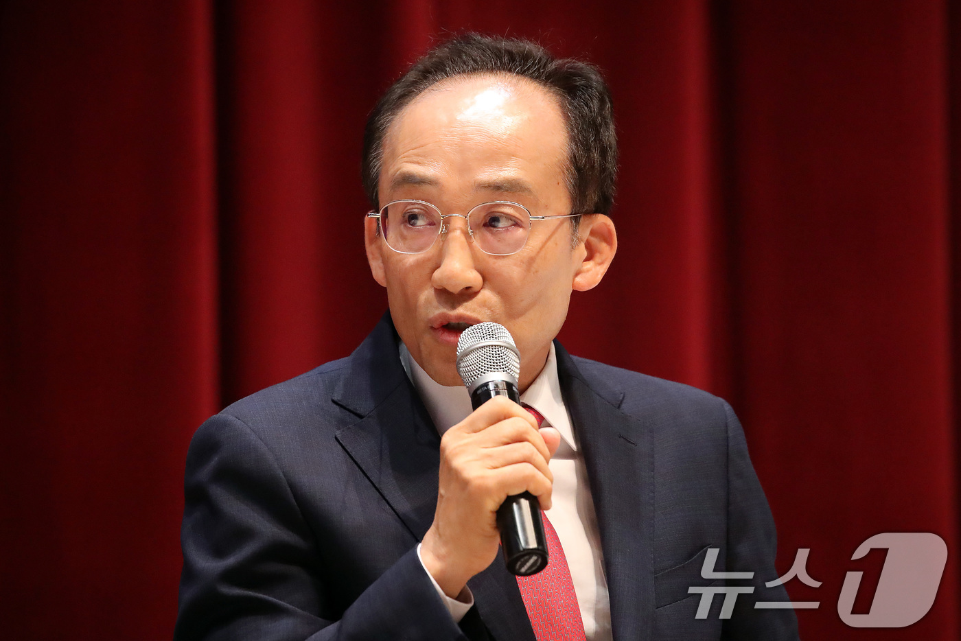 (대구=뉴스1) 공정식 기자 = 추경호 국민의힘 대구시장 후보가 22일 오후 대구 동구 봉무동 대구텍스타일 콤플렉스에서 열린 대구 사회복지유권자연맹 초청 대담회에서 사회복지사가 요 …