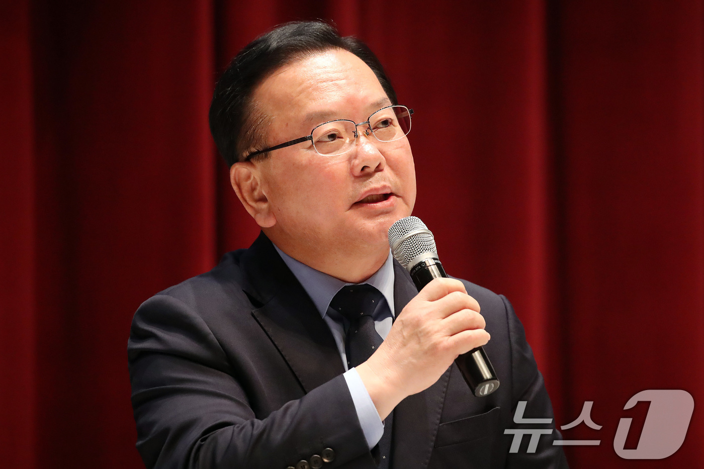 (대구=뉴스1) 공정식 기자 = 김부겸 더불어민주당 대구시장 후보가 22일 오후 대구 동구 봉무동 대구텍스타일 콤플렉스에서 열린 대구 사회복지유권자연맹 초청 대담회에서 사회복지사들 …