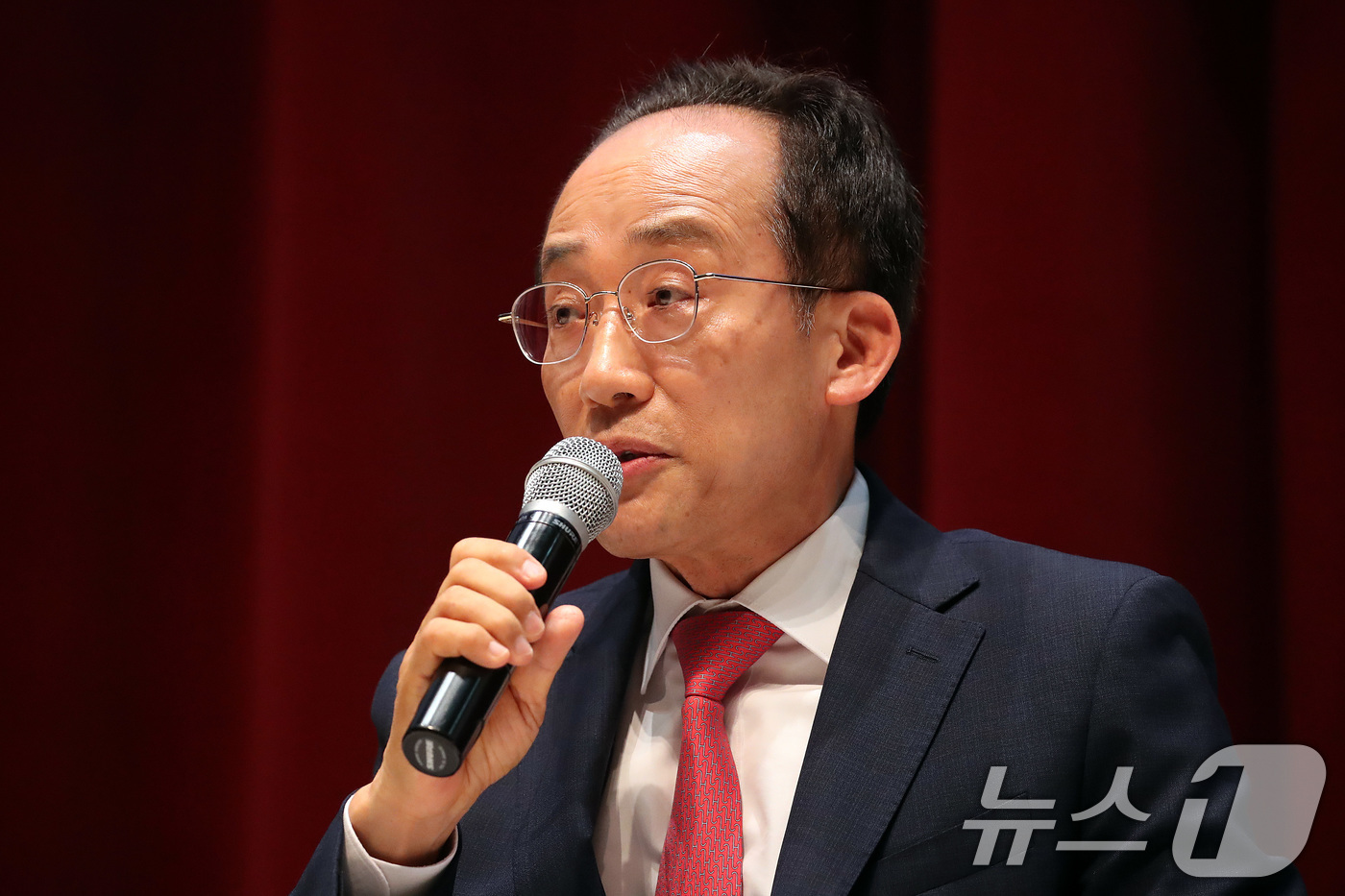 (대구=뉴스1) 공정식 기자 = 추경호 국민의힘 대구시장 후보가 22일 오후 대구 동구 봉무동 대구텍스타일 콤플렉스에서 열린 대구 사회복지유권자연맹 초청 대담회에서 사회복지사가 요 …