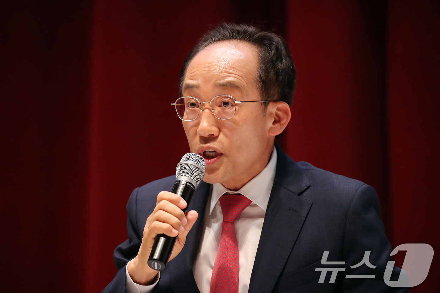 (대구=뉴스1) 공정식 기자 = 추경호 국민의힘 대구시장 후보가 22일 오후 대구 동구 봉무동 대구텍스타일 콤플렉스에서 열린 대구 사회복지유권자연맹 초청 대담회에서 사회복지사가 요 …