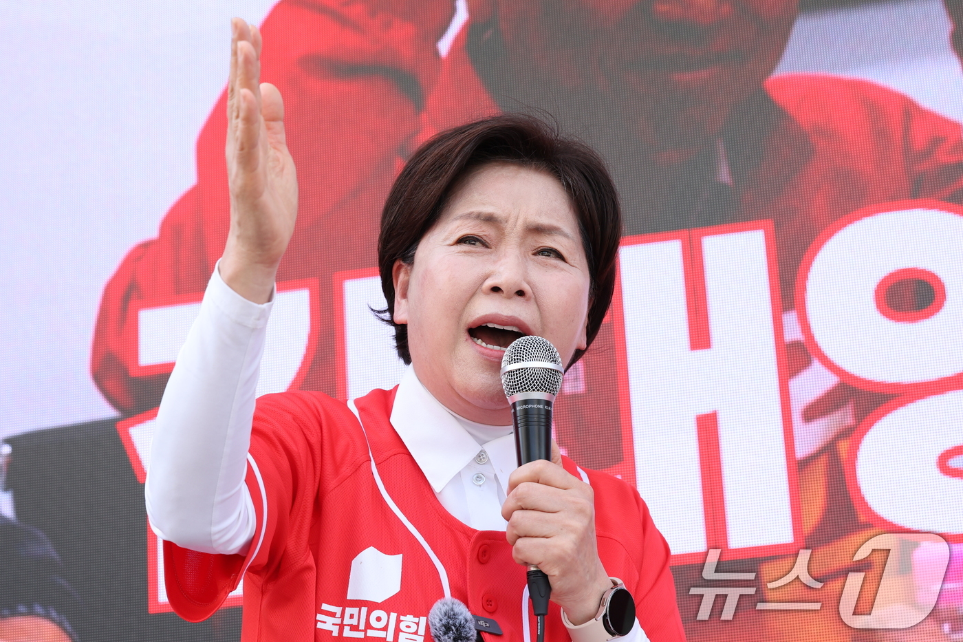 (안양=뉴스1) 신웅수 기자 = 양향자 국민의힘 경기도지사 후보가22일 경기 안양시 범계사거리에서 시민들에게 지지를 호소하고 있다. 2026.5.22/뉴스1