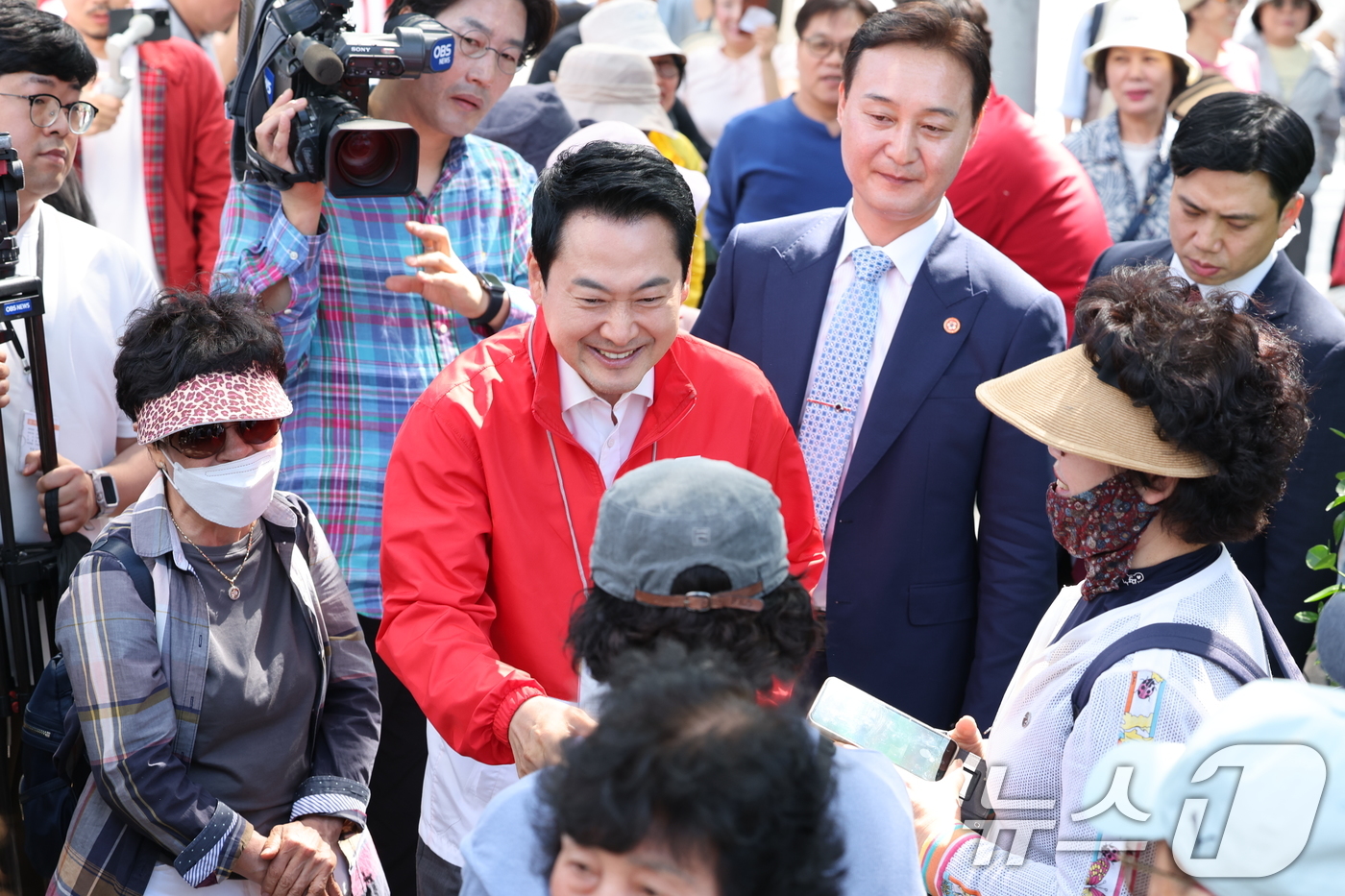 (안양=뉴스1) 신웅수 기자 = 장동혁 국민의힘 대표가 22일 경기 안양시 범계사거리에서 시민들과 인사를 나누고 있다. 2026.5.22/뉴스1