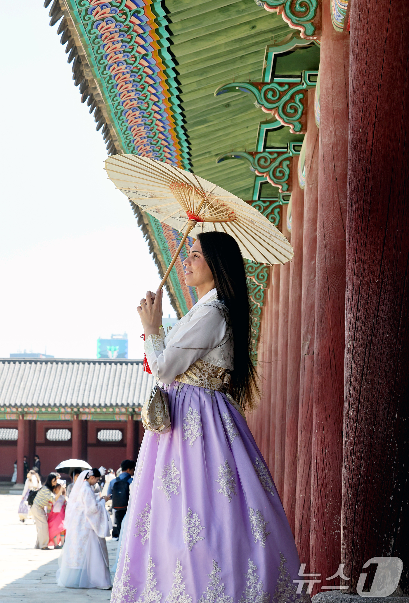 (서울=뉴스1) 조연우 인턴기자 = 서울 최고기온이 27도까지 오른 22일 오후 연휴를 앞두고 경복궁을 찾은 관광객들 한복을 입고 기념촬영을 즐기고 있다. 2026.5.22/뉴스1 …