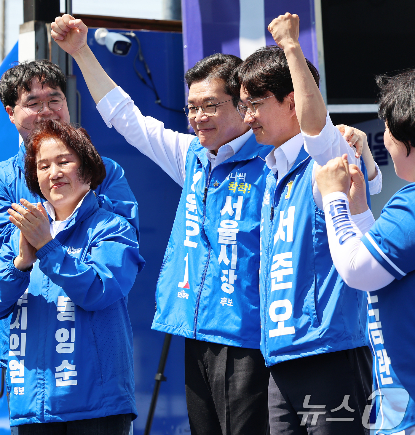 (서울=뉴스1) 오대일 기자 = 정원오 더불어민주당 서울시장 후보가 22일 오후 서울 노원구 롯데백화점 앞에서 열린 집중유세에서 서준오 노원구청장 후보와 함께 지지를 호소하고 있다 …