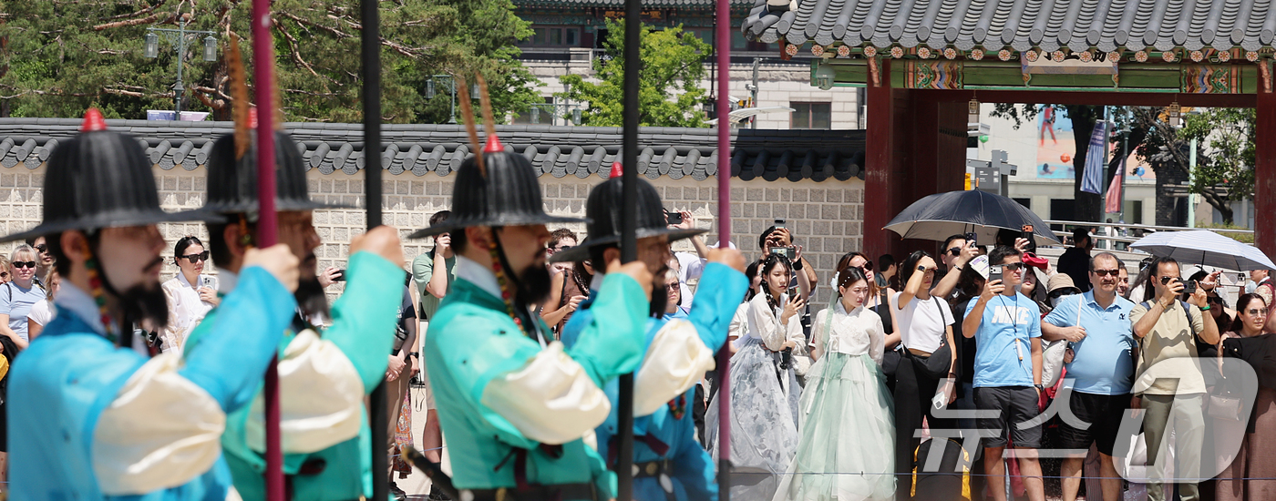 (서울=뉴스1) 조연우 인턴기자 = 주말과 부처님오신날 대체공휴일을 앞둔 22일 오후 서울 종로구 경복궁을 찾은 시민들과 관광객들이 수문장 교대식을 관람으로 북적이고 있다. 202 …