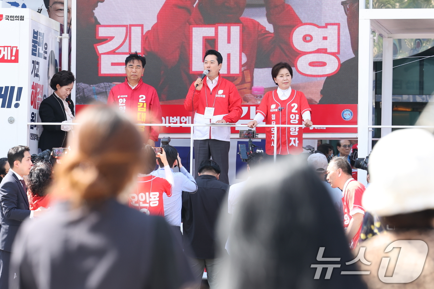 (안양=뉴스1) 신웅수 기자 = 장동혁 국민의힘 대표가 22일 경기 안양시 범계사거리에서 시민들에게 양향자 경기도지사 후보, 김대영 안양시장 후보 지지를 호소하고 있다. 2026. …