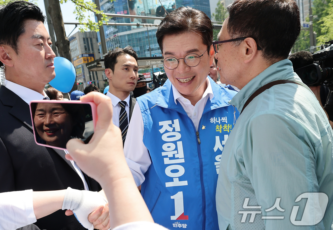 (서울=뉴스1) 오대일 기자 = 정원오 더불어민주당 서울시장 후보가 22일 오후 서울 노원구 롯데백화점 앞에서 열린 집중유세에서 지지자들과 인사하고 있다. 2026.5.22/뉴스1 …