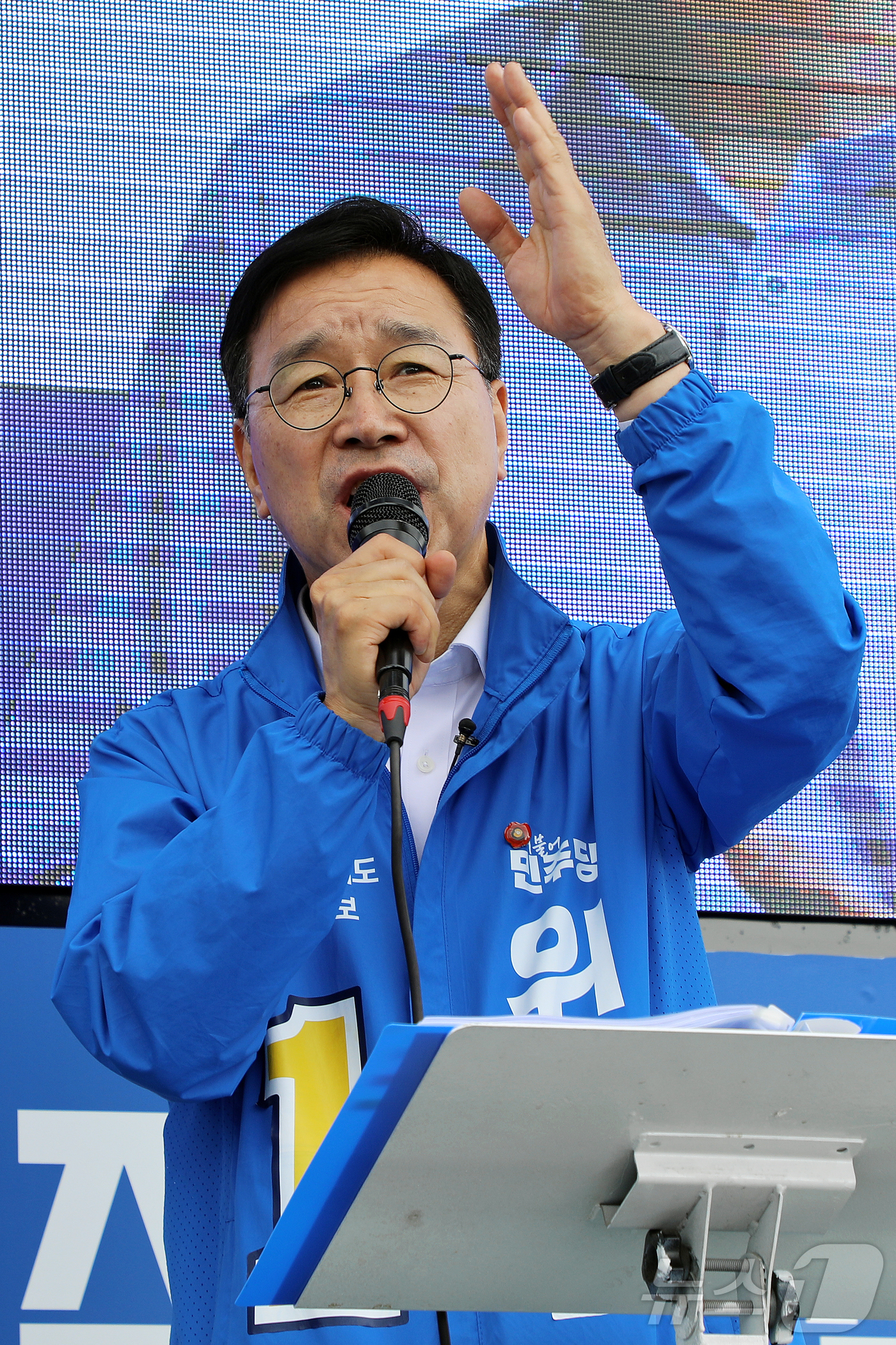 (제주=뉴스1) 오미란 기자 = 위성곤 더불어민주당 제주도지사 후보가 22일 오후 제주시 도두1동 제주시민속오일시장에서 선거운동을 하고 있다. 2026.5.22/뉴스1