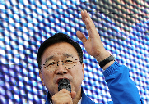 연설하는 위성곤 민주 제주지사 후보