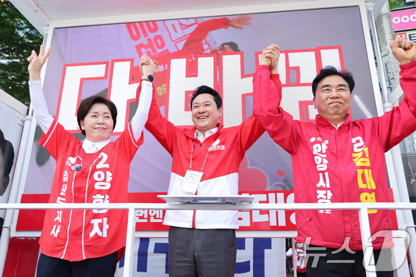 (안양=뉴스1) 신웅수 기자 = 장동혁 국민의힘 대표가 22일 경기 안양시 범계사거리에서 시민들에게 양향자 경기도지사 후보, 김대영 안양시장 후보 지지를 호소하고 있다. 2026. …