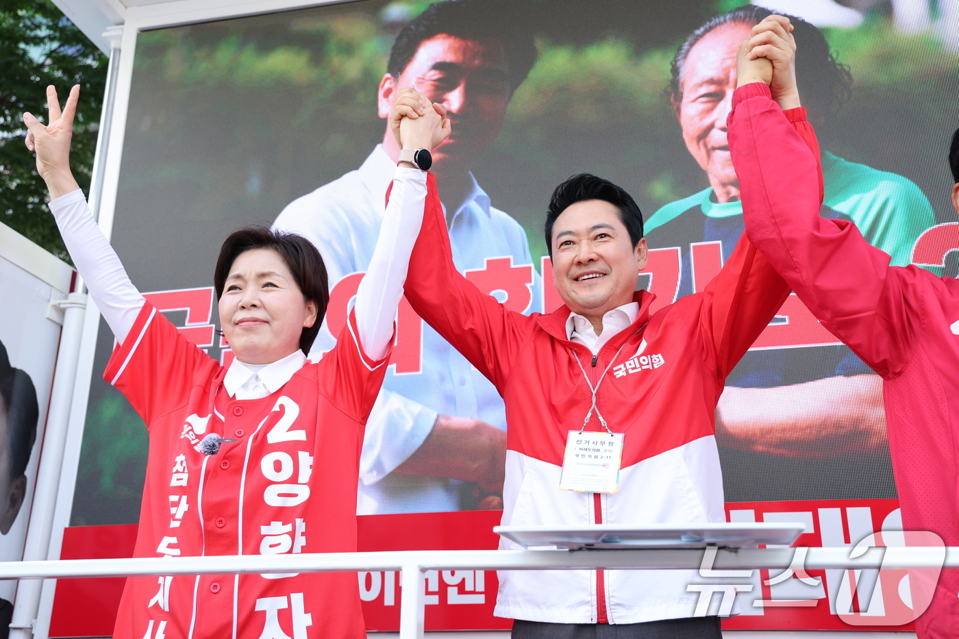 (안양=뉴스1) 신웅수 기자 = 장동혁 국민의힘 대표가 22일 경기 안양시 범계사거리에서 시민들에게 양향자 경기도지사 후보, 김대영 안양시장 후보 지지를 호소하고 있다. 2026. …