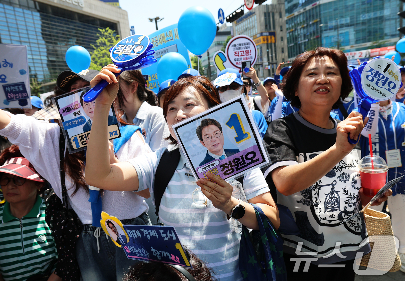 (서울=뉴스1) 오대일 기자 = 22일 오후 서울 노원구 롯데백화점 앞에서 열린 정원오 더불어민주당 서울시장 후보의 집중유세에서 지지자들이 흥겨운 음악에 맞춰 구호를 외치고 있다. …