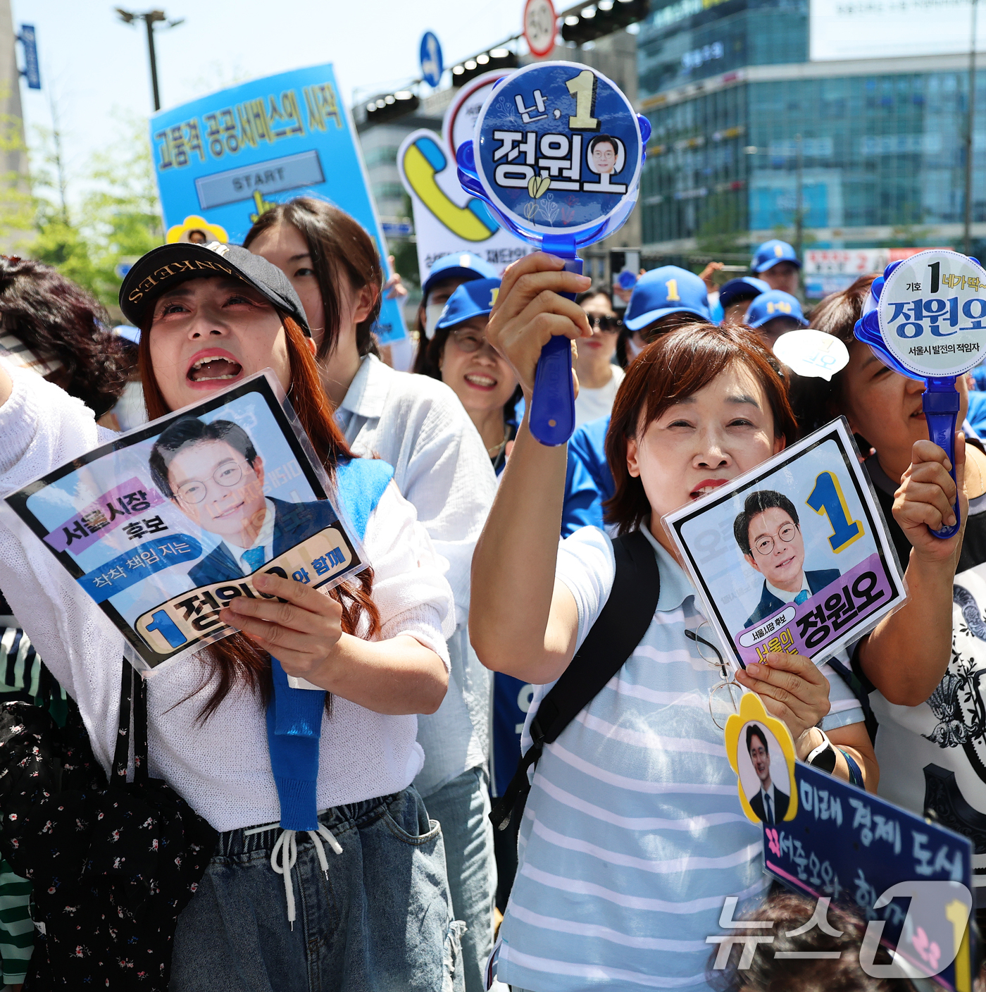 (서울=뉴스1) 오대일 기자 = 22일 오후 서울 노원구 롯데백화점 앞에서 열린 정원오 더불어민주당 서울시장 후보의 집중유세에서 선거운동원들이 지지를 호소하고 있다. 2026.5. …