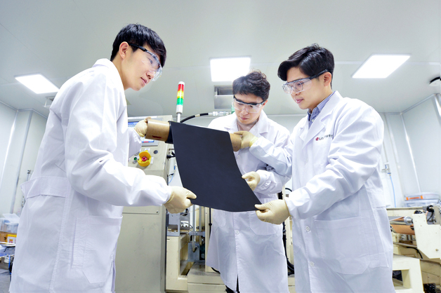 LG엔솔, 전고체 배터리 개발 박차…"건식 전극 기술로 상용화 가속"