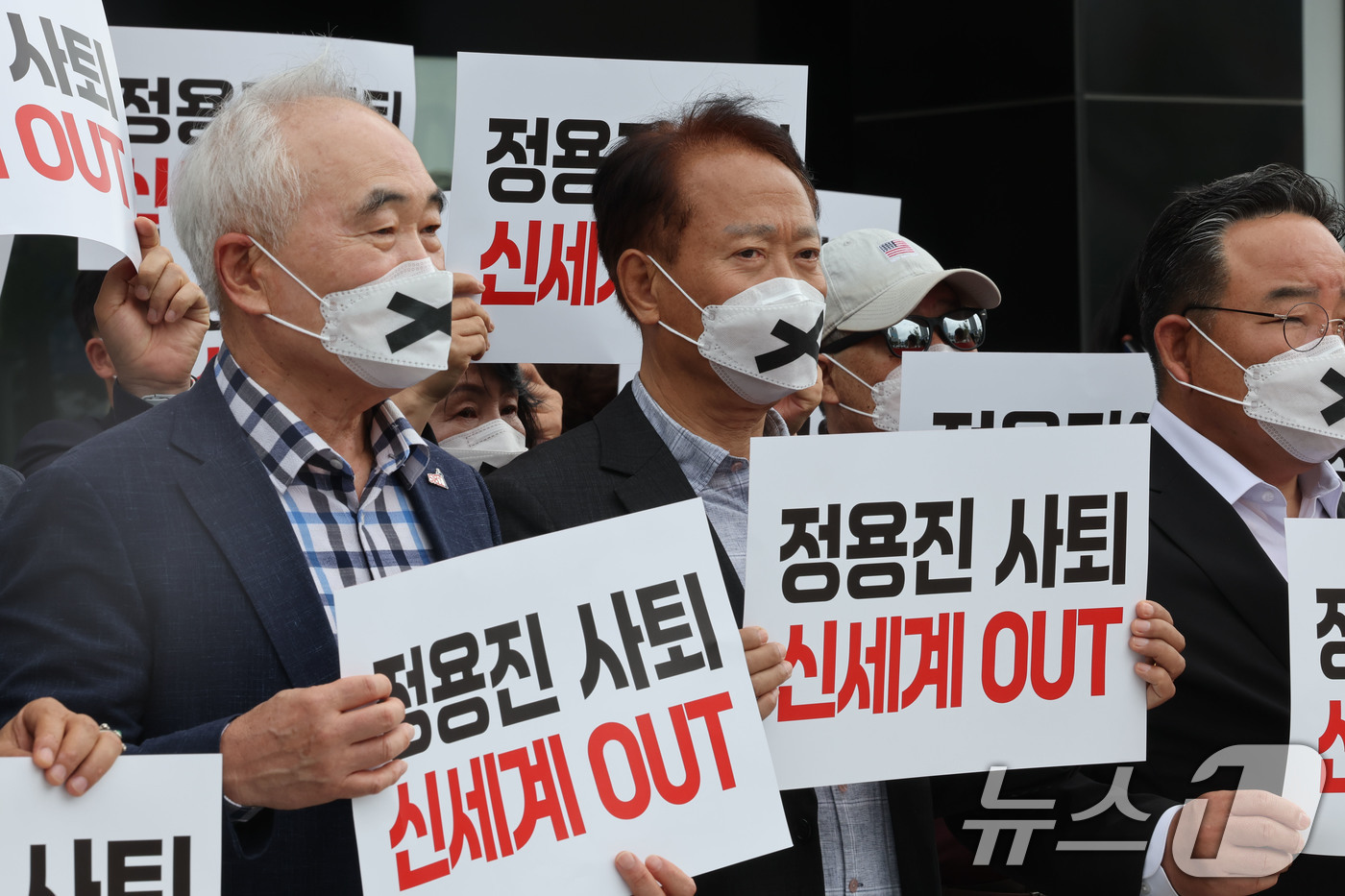 (광주=뉴스1) 박지현 기자 = 5·18 단체가 22일 오후 광주 서구 광천동 신세계백화점 정문 앞에서 스타벅스 '탱크데이' 마케팅 논란을 규탄하는 집회를 열고 있다. 2026.5 …