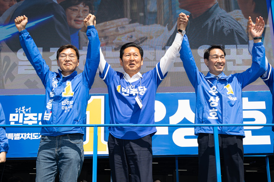 우상호 강원지사 후보·김중남 강릉시장 후보 손 잡은 정청래 민주당 대표