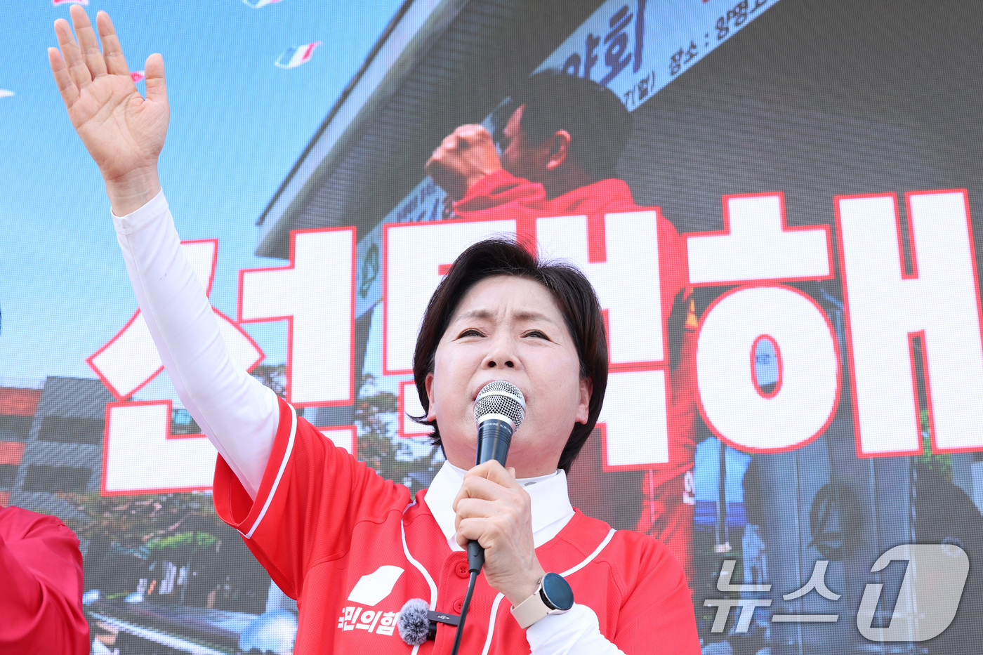 (안양=뉴스1) 신웅수 기자 = 양향자 국민의힘 경기도지사 후보가 22일 경기 안양시 범계사거리에서 시민들에게 지지를 호소하고 있다. 2026.5.22/뉴스1