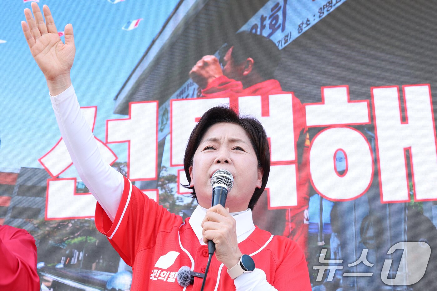 본문 이미지 - 양향자 국민의힘 경기도지사 후보가 22일 경기 안양시 범계사거리에서 시민들에게 지지를 호소하고 있다. 2026.5.22 ⓒ 뉴스1 신웅수 기자