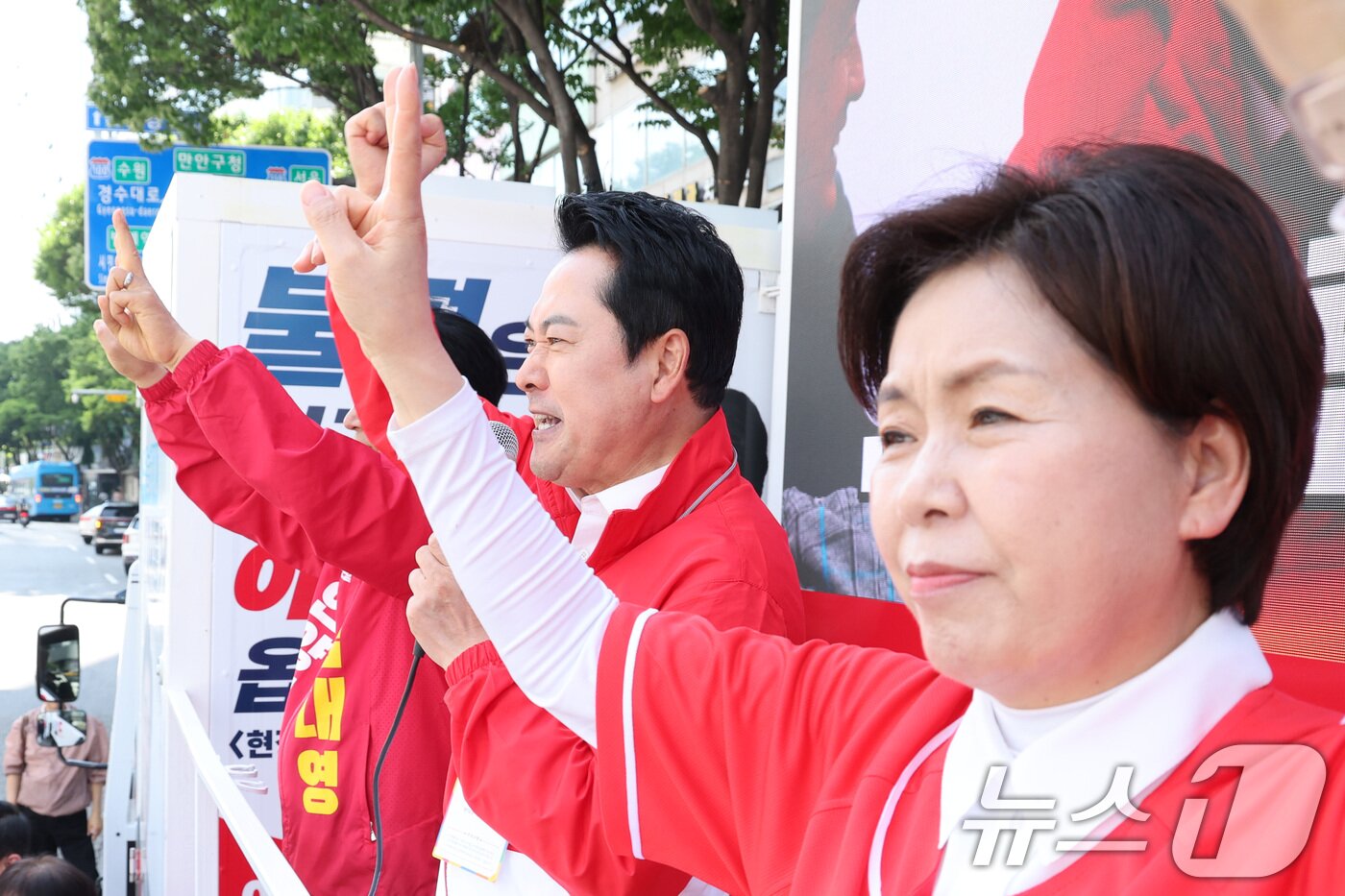 본문 이미지 - 장동혁 국민의힘 대표가 22일 경기 안양시 범계사거리에서 시민들에게 양향자 경기도지사 후보, 김대영 안양시장 후보 지지를 호소하고 있다. 2026.5.22 ⓒ 뉴스1 신웅수 기자
