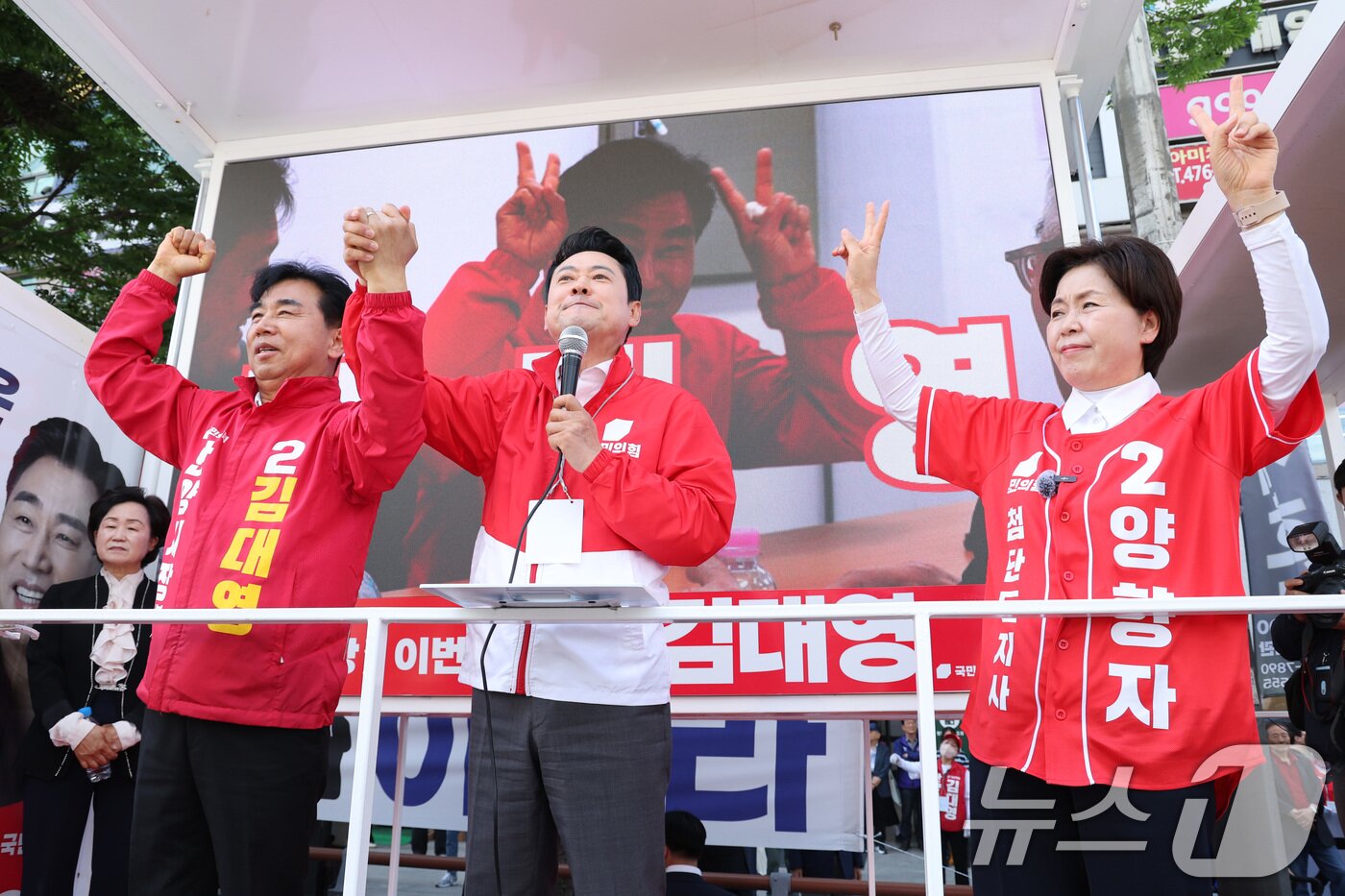 본문 이미지 - 장동혁 국민의힘 대표가 22일 경기 안양시 범계사거리에서 시민들에게 양향자 경기도지사 후보, 김대영 안양시장 후보 지지를 호소하고 있다. 2026.5.22 ⓒ 뉴스1 신웅수 기자
