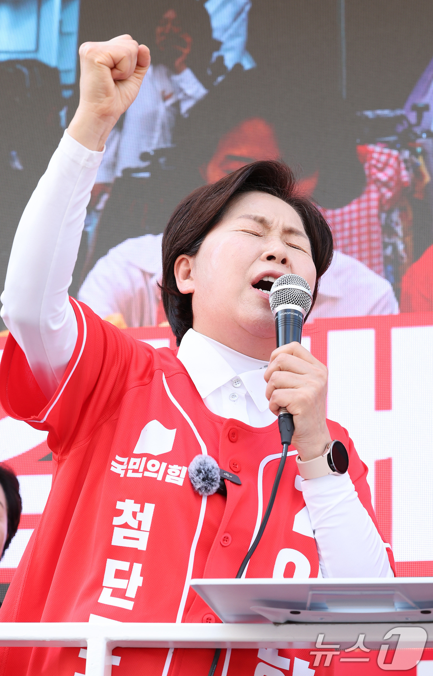 (안양=뉴스1) 신웅수 기자 = 양향자 국민의힘 경기도지사 후보가22일 경기 안양시 범계사거리에서 시민들에게 지지를 호소하고 있다. 2026.5.22/뉴스1