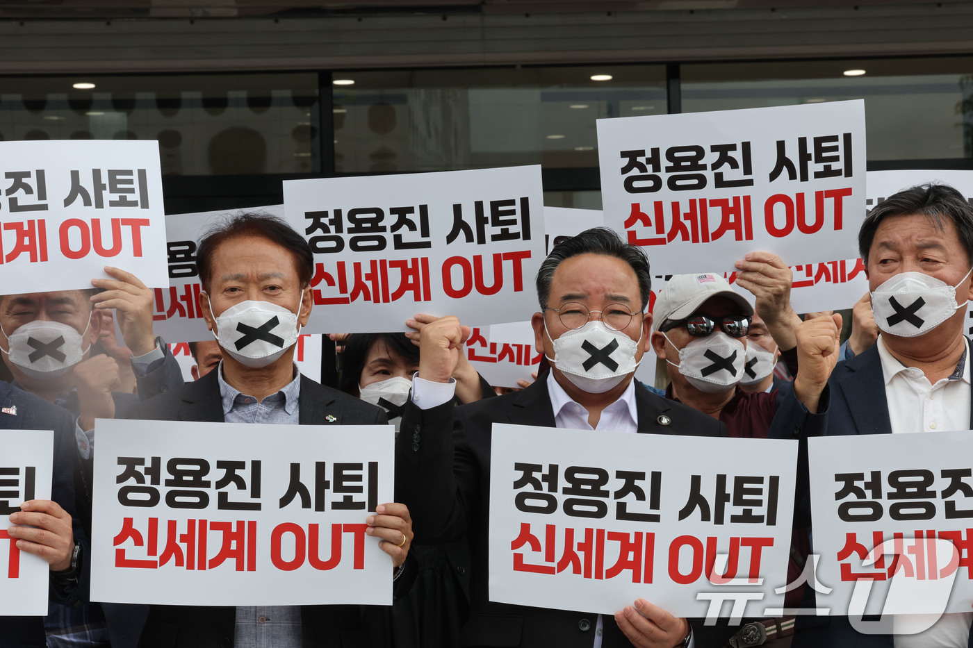 (광주=뉴스1) 박지현 기자 = 5·18 3단체가 스타벅스의 '탱크데이' 마케팅 논란과 관련해 "5·18민주화운동을 조롱하고 광주를 모독했다"며 정용진 신세계그룹 회장 사퇴를 촉구 …