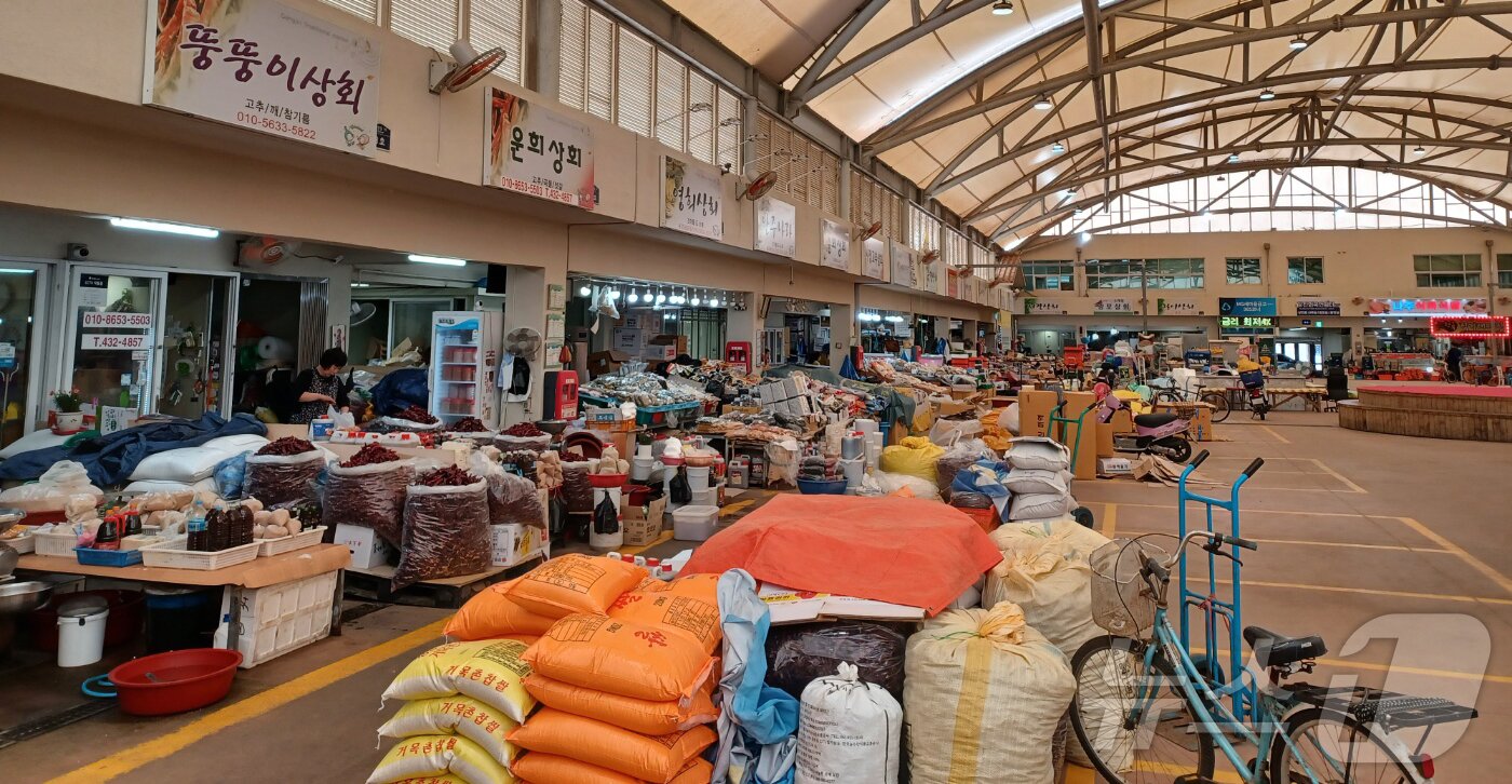 본문 이미지 - 22일 오전 찾은 전남 강진군 강진읍의 전통시장인 오감통 시장. 6·3지방선거 공식 선거운동 이틀째를 맞은 이곳에도 팽팽한 긴장감이 감돌았다.