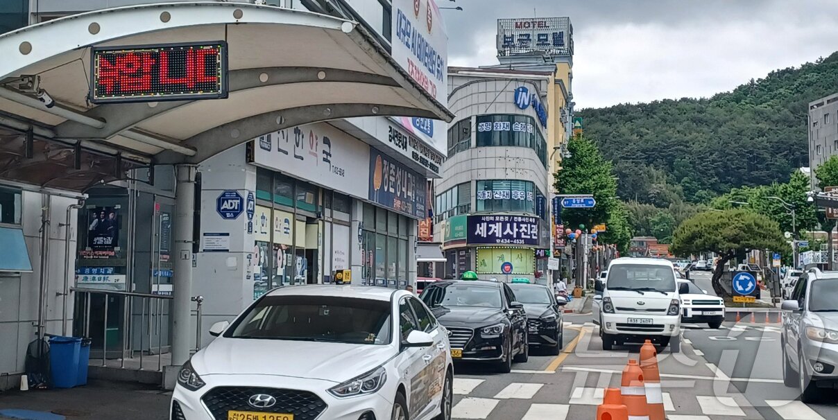 본문 이미지 - 22일 강진버스터미널 택시승강장.