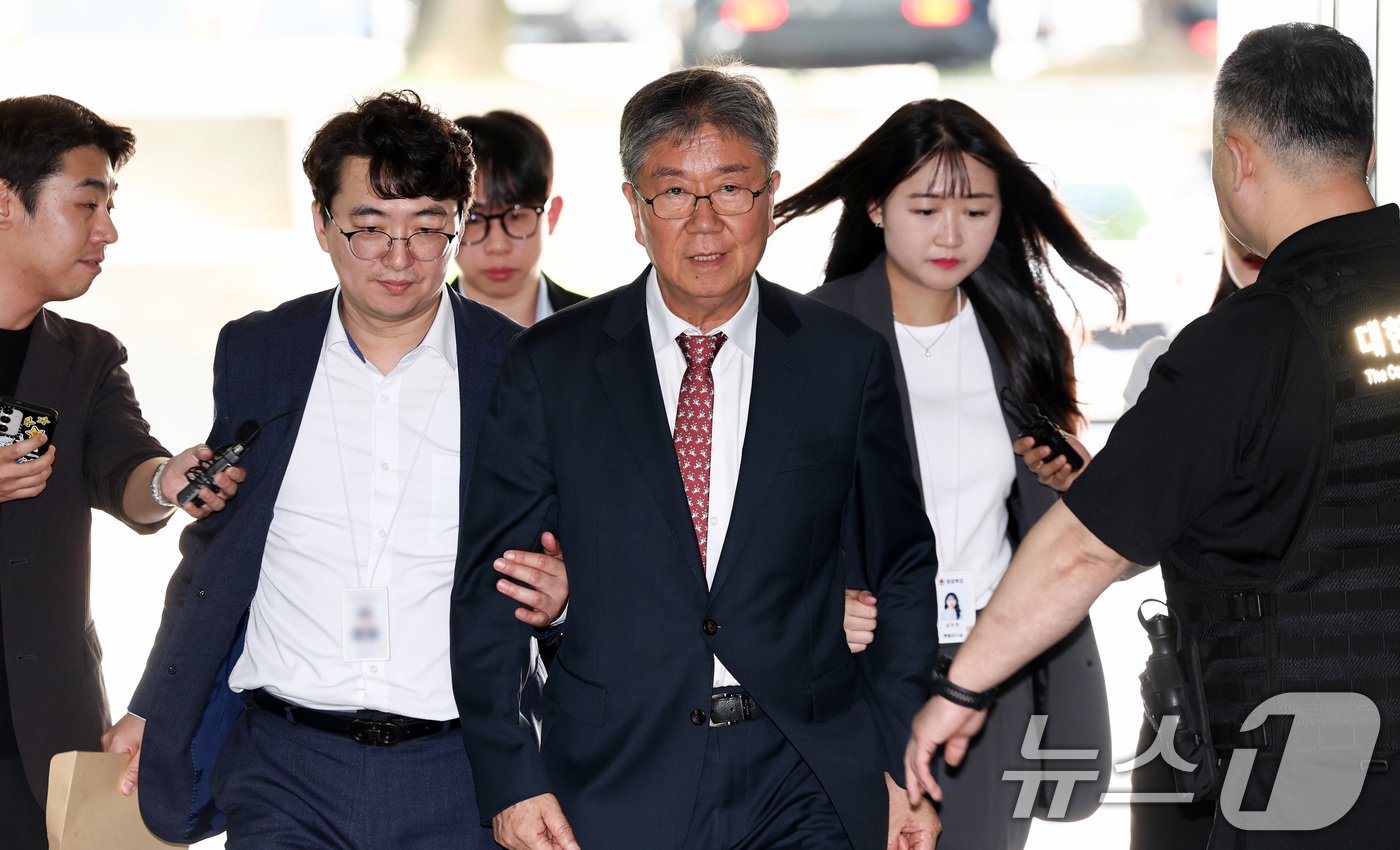 (서울=뉴스1) 최지환 기자 = 윤석열 정부의 대통령 관저 이전 과정에서 예산을 불법 전용한 의혹과 관련해 직권남용 혐의를 받는 김대기 전 대통령비서실장이 22일 서울 서초구 서울 …