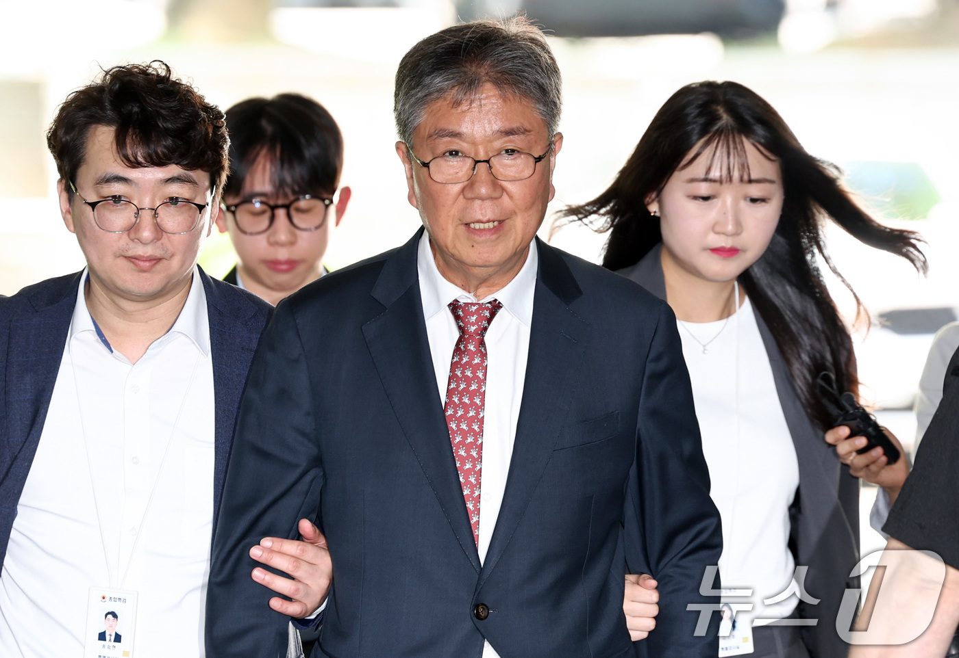 (서울=뉴스1) 최지환 기자 = 윤석열 정부의 대통령 관저 이전 과정에서 예산을 불법 전용한 의혹과 관련해 직권남용 혐의를 받는 김대기 전 대통령비서실장이 22일 서울 서초구 서울 …