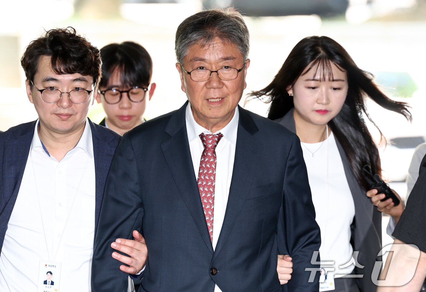 본문 이미지 - 윤석열 정부의 대통령 관저 이전 과정에서 예산을 불법 전용한 의혹과 관련해 직권남용 혐의를 받는 김대기 전 대통령비서실장이 22일 서울 서초구 서울중앙지방법원에서 열린 구속 전 피의자 심문(영장실질심사)에 출석하고 있다. 2026.5.22 ⓒ 뉴스1 최지환 기자