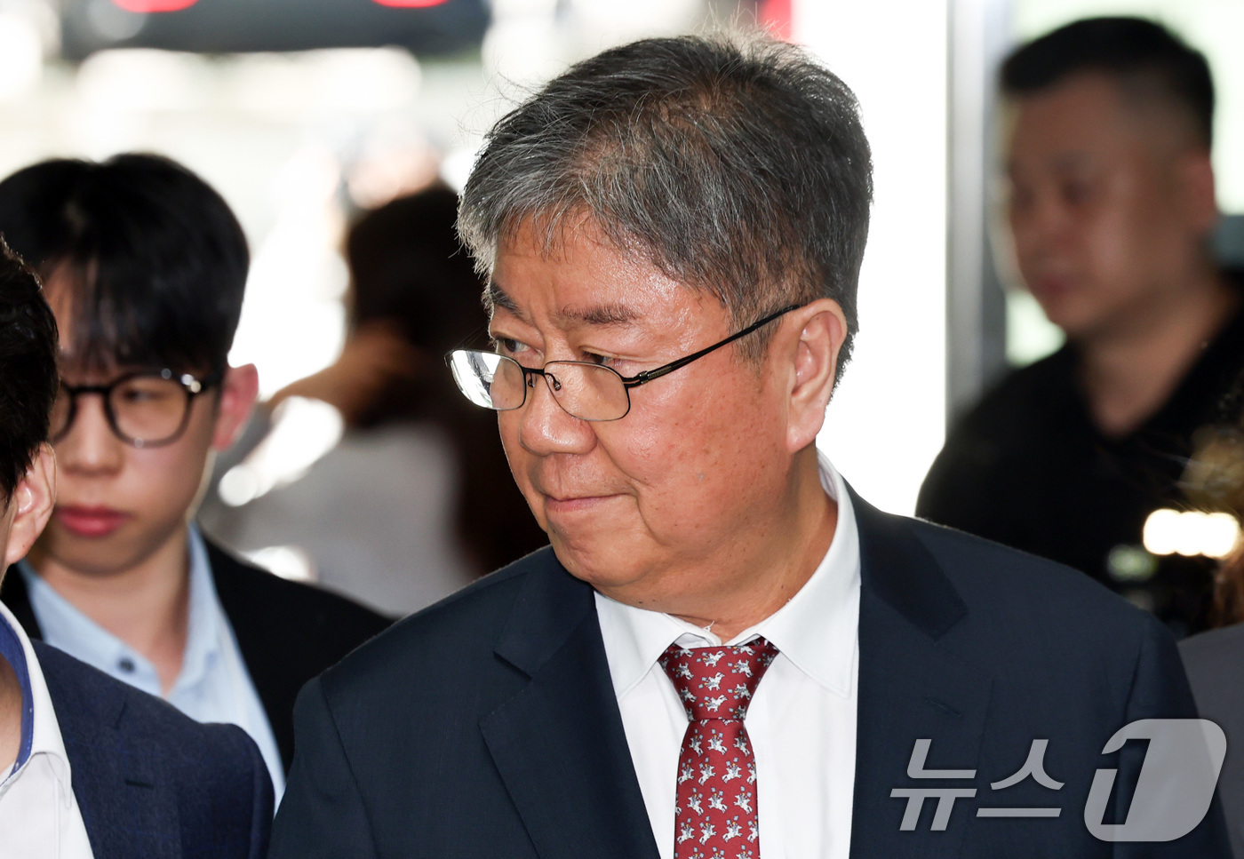 (서울=뉴스1) 최지환 기자 = 윤석열 정부의 대통령 관저 이전 과정에서 예산을 불법 전용한 의혹과 관련해 직권남용 혐의를 받는 김대기 전 대통령비서실장이 22일 서울 서초구 서울 …