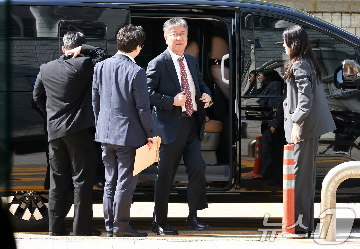 (서울=뉴스1) 최지환 기자 = 윤석열 정부의 대통령 관저 이전 과정에서 예산을 불법 전용한 의혹과 관련해 직권남용 혐의를 받는 김대기 전 대통령비서실장이 22일 서울 서초구 서울 …