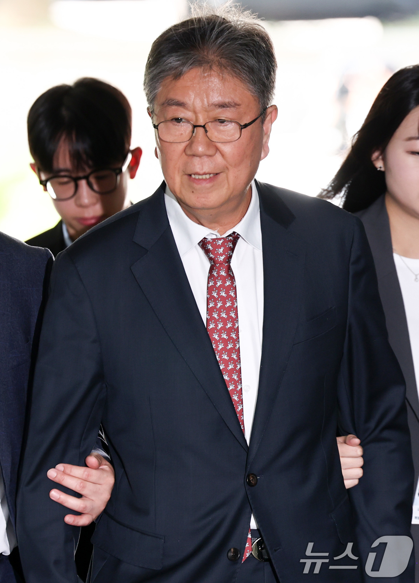 (서울=뉴스1) 최지환 기자 = 윤석열 정부의 대통령 관저 이전 과정에서 예산을 불법 전용한 의혹과 관련해 직권남용 혐의를 받는 김대기 전 대통령비서실장이 22일 서울 서초구 서울 …